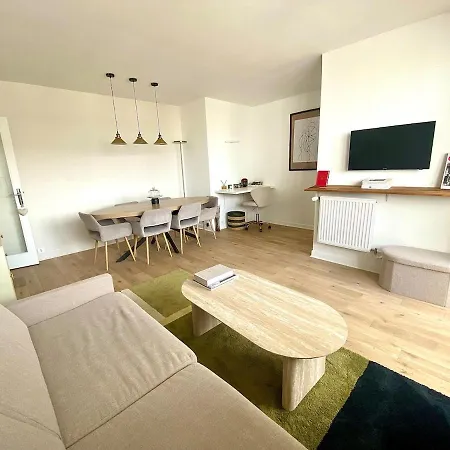 Eiffel Tower View & Pool Apartment