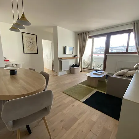 Eiffel Tower View & Pool Apartment *